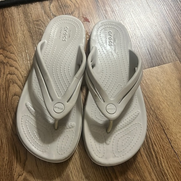 Crocs, iconic comfort, flip-flops, gray women’s 9 very good condition - Picture 1 of 10